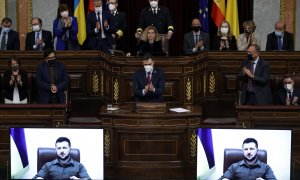 05/04/2022.- El presidente del Gobierno, Pedro Sánchez, aplaude tras la intervención por videoconferencia del presidente de Ucrania, Volodímir Zelenski, en el Congreso. / Chema Moya