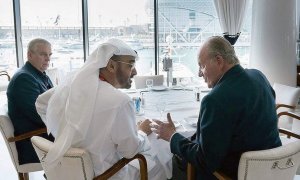 Juan Carlos I, ya como rey emérito, durante una comida en Dubai, en 2017, con el príncipe heredero de Abu Dhabi y subcomandante supremo de las Fuerzas Armadas de Emiratos Árabes Unidos, Mohammed bin Zayed Al Nahyan.