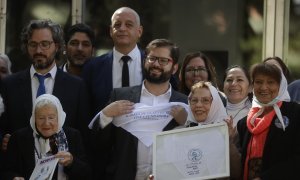 El presidente de Chile, Gabriel Boric, se encuentra con las abuelas de Plaza de Mayo Taty Almeida y Buscarita Roa, en Buenos Aires (Argentina).