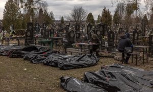 Oficiales de policía y personal forense verifican para identificar los cuerpos de las personas asesinadas, que fueron llevadas al cementerio en Bucha, al noroeste de Kiev, Ucrania, el 6 de abril de 2022.