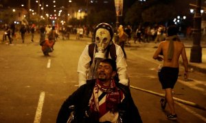 Varios manifestantes avanzan en una protesta contra el presidente de Perú, Pedro Castillo, en Lima, a 5 de abril de 2022.