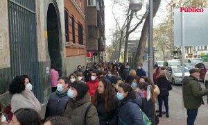 Colas en las proximidades del Colegio de Enfermería de Madrid durante las elecciones, a 6 de abril de 2022.