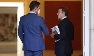 El presidente del Gobierno, Pedro Sánchez, recibe al nuevo líder del PP, Alberto Núñez Feijóo, este jueves en el Palacio de la Moncloa en Madrid.