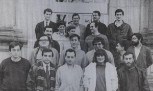 7/4/22 Feijóo (en la fila de arriba, primero por la izquierda) y Negreira, tercero en esa hilera, en una foto de la candidatura de Afica a las elecciones sindicales en la Xunta en 1988.