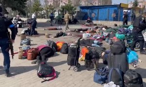 Cadáveres en el suelo y mochilas tras el ataque a la estación de tren de la ciudad de Kramatorsk (Ucrania) este viernes 8 de abril de 2022.