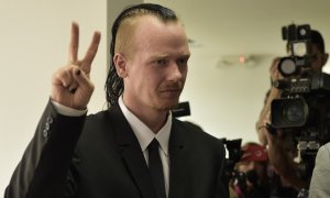 Ola Bini, ciudadano sueco acusado de un supuesto ciberataque y cercano al fundador de WikiLeaks, Julian Assange, gesticula ante la audiencia de apelación a su orden de prisión preventiva, en la Corte Provincial de Pichincha en Quito, el 2 de mayo de 2019.