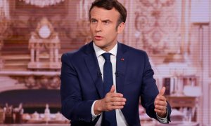 El presidente de Francia, Emmanuel Macron, habla mientras participa en el programa '10 Minutes pour Convaincre' (10 minutos para convencer) en el canal de televisión francés TF1, en Boulogne-Billancourt, en las afueras de París, el 6 de abril de 2022.