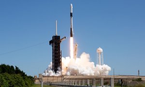 - Fotografía cedida por la NASA donde se aprecia el cohete Falcon 9 de SpaceX que transporta la nave espacial Crew Dragon de la compañía mientras despega en la Misión Axiom 1 (Ax-1) a la Estación Espacial Internacional hoy viernes 8 de abril desde la base