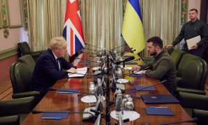 Una fotografía oficial muestra al presidente ucraniano Volodymyr Zelensky y al primer ministro británico Boris Johnson sentados para una reunión en Kiev, Ucrania, el 09 de abril de 2022.