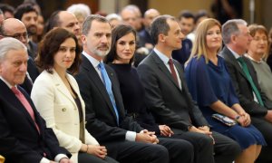 El Rey Felipe VI, la Reina Letizia, el Ministro de Ciencia, Pedro Duque, y la presidenta de la Comunidad de Madrid, Isabel Díaz-Ayuso, durante la ceremonia de entrega de los Premios Nacionales de Investigación 2019 en el Palacio Real de El Pardo, en Madri