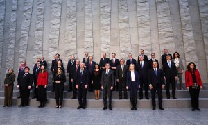 07/04/2022 El secretario de estado de EEUU, Antony Blinken, y el secretario general de la OTAN, Jens Stoltenberg, posan en una foto de familia con los ministros de Exteriores en Bruselas