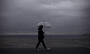 Una mujer caminaba este viernes por el paseo marítimo de A Coruña el 8 de abril de 2022