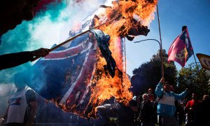 02/04/2022 Manifestantes queman una bandera durante una protesta cerca de la embajada británica, en el 49 aniversario de la Guerra de las Malvinas, en Buenos Aires (Argentina)