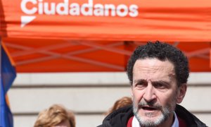 El vicesecretario general de Ciudadanos, Edmundo Bal, realiza declaraciones a los medios, antes de visitar una carpa informativa de la formación, en la calle Bailén, a 10 de abril de 2022, en Madrid