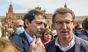 Alberto Núñez Feijóo y Alfonso Fernández Mañueco,  en la Plaza de España de Sevilla.