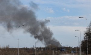 10/04/2022 Una columna de humo se eleva desde el aeropuerto de Dnipro