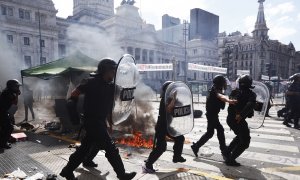 ARCHIVO. La policía antidisturbios toma posición después de que estallaron los enfrentamientos durante una protesta contra el acuerdo entre el gobierno argentino y el Fondo Monetario Internacional frente al Congreso en Buenos Aires el 10 de marzo de 2022.