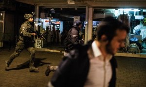 Las fuerzas de seguridad israelíes montan guardia después de un presunto ataque terrorista en la calle Dizengoff en el centro de Tel Aviv.
