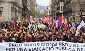 Diverses persones es manifesten a la Via Laietana en el cinquè dia de vaga educativa.