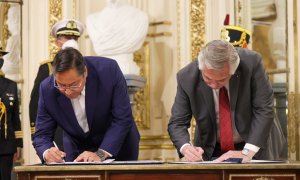 11/04/2022 - Alberto Fernández (der.), y su par de Bolivia, Luis Arce, durante la firma de un convenio que permitirá "garantizar" el suministro de gas natural boliviano a Argentina.