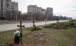 Las tumbas de los civiles muertos durante el conflicto entre Ucrania y Rusia se ven junto a edificios de apartamentos en la ciudad portuaria sureña de Mariupol , Ucrania, 10 de abril de 2022.