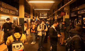 Ciudadanos abarrotan uno de los andenes de una estación de metro cercana a donde se ha producido el tiroteo en Brooklyn este 12 de abril de 2022.