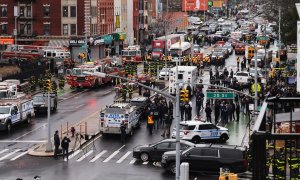 La policía de la ciudad de Nueva York, el Departamento de Bomberos de la ciudad de Nueva York y funcionarios federales en la escena de un tiroteo múltiple informado en una estación de metro de la ciudad de Nueva York en el distrito de Brooklyn de Nueva Yo