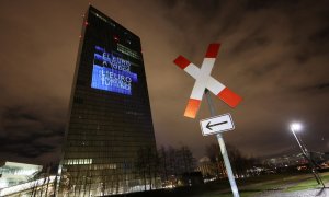 El rascacielos donde tiene su sede el BCE en Fráncfort, iluminado en los actos de conmemoración de los veinte años del euro, en diciembre pasado. REUTERS/Wolfgang Rattay