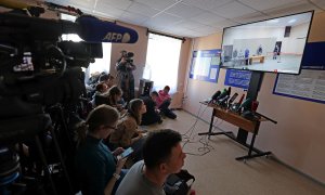 Un grupo de periodistas cubre frente a una pantalla el desarrollo de la audiencia judicial de Navalny, en Pokrov, a 22 de marzo de 2022.
