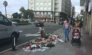 13/4/22 Una familia pasea junto al lugar de la muerte de Samuel Luiz, en julio del año pasado frente al paseo marítimo de A Coruña