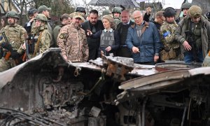 La presidenta de la Comisión Europea, Ursula von der Leyen (centro), y el alto representante de la Unión Europea para Asuntos Exteriores y Política de Seguridad, Josep Borrell, durante su visita a la ciudad de Bucha, al noroeste de Kiev, el 8 de abril de