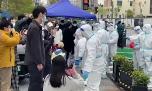 Habitantes de Shanghái confinados se enfrentan a la policía