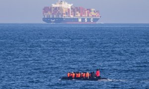 El 15 de marzo de 2022, migrantes con chalecos salvavidas en un bote mientras cruzan el Canal de la Mancha de Francia a Gran Bretaña.