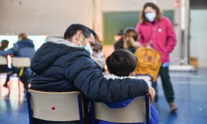 Un niño espera para recibir la vacuna contra el coronavirus en el CEIP Campanar, a 13 de enero de 2022, en València.