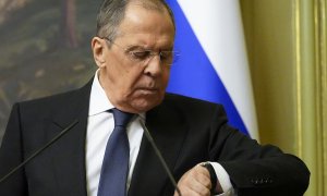 El ministro de Relaciones Exteriores de Rusia, Sergei Lavrov, mira su reloj durante una conferencia de prensa en Moscú, el 8 de abril de 2022.