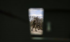 Militares ucranianos montan guardia en un puesto de control en las afueras de Barvinkove, en el este de Ucrania, el 15 de abril de 2022.