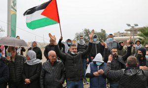 Los árabes israelíes gritan consignas y ondean banderas nacionales palestinas mientras organizan una protesta en la ciudad mayoritariamente árabe de Umm al-Fahm, en el norte de Israel, en solidaridad con las comunidades beduinas del desierto de Negev cont