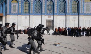 La policía israelí se enfrenta a los palestinos dentro del complejo de la mezquita de Al-Aqsa después de que la policía israelí ingresara al complejo antes del amanecer mientras miles de musulmanes se reunían para rezar durante el mes sagrado del Ramadán,