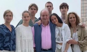 El rey emérito, Juan Carlos I, posa junto a las infantas Cristina y Elena y algunos de sus nietos, en Abu Dabi