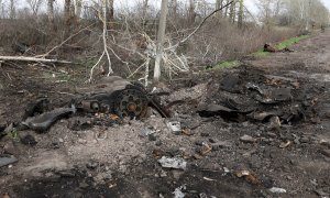 16/04/2022 Parte de un tanque destruido cerca de la localidad de Gusarovka, en Járkov (Ucrania)