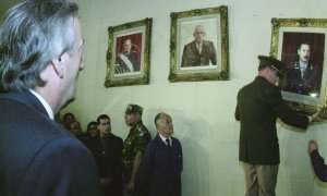El momento en el que se descolgaron los cuadros de Jorge Videla y Reynaldo Bignone