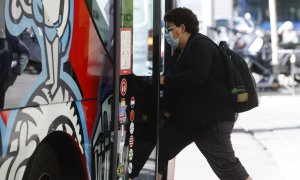 18/04/2022-Una mujer con mascarilla sube al autobús este lunes 18 de abril en Madrid