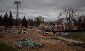 Fotografía del 16 de abril del 2022 en la que se muestran los daños causados por el impacto de un misil en Chérnigov (Ucrania).