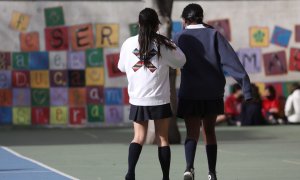 19/04/2022-Dos niñas en el patio del colegio, en el colegio Blanca de Castilla, a 10 de febrero, en Madrid