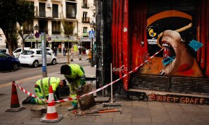 Dos operarios trabajando cerca de un bar cerrado en el centro de Madrid. REUTERS/Susana Vera