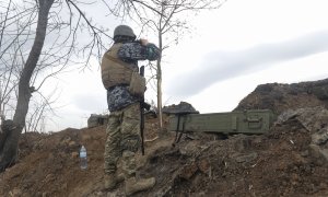 Un soldado ucraniano en una posición entre las regiones de Luhansk y Donetsk. EFE/EPA/STR