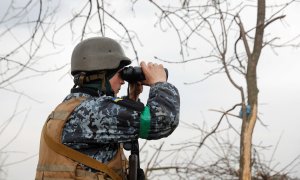 Un militar ucraniano observa con unos prismáticos, mientras continúa el ataque de Rusia a Ucrania, en una posición en la región de Donetsk, Ucrania, 18 de abril de 2022.