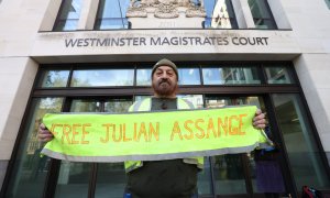 Un hombre sostiene una pancarta pidiendo la libertad de Assange durante una protesta frente al Tribunal de Magistrados de Westminster en Londres, este miércoles.