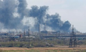 El humo se eleva por encima de la planta siderúrgica de Azovstal en Mariúpol, a 20 de abril de 2022.