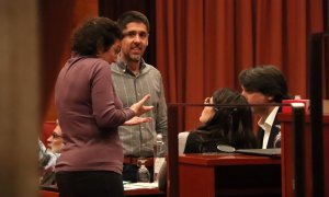 La portaveu del PSC, Alícia Romero, parlant amb el portaveu d'ECP, David Cid, i la portaveu de Junts, Mònica Sales, just abans de la reunió de la Junta de Portaveus